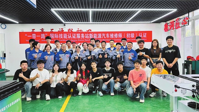 重慶城市職業學院 以“職教出?！睘橐?，驅動“渝車出海”網絡技術服務新航程